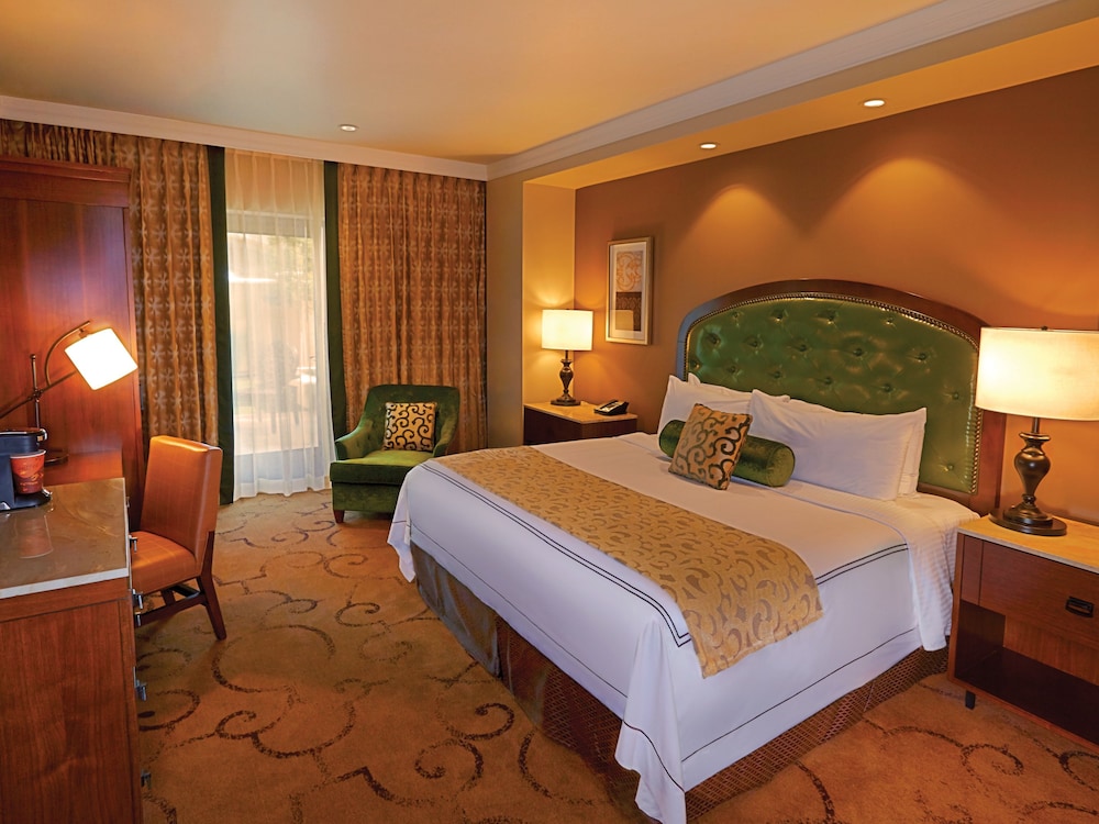 LUXURY, KING BED