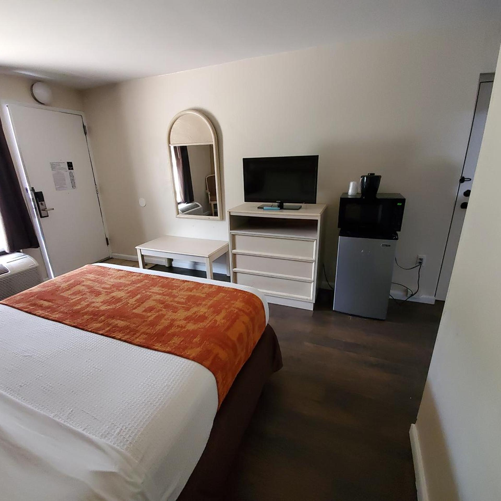 Room, Queen Bed, Exterior Entrance, Accessible