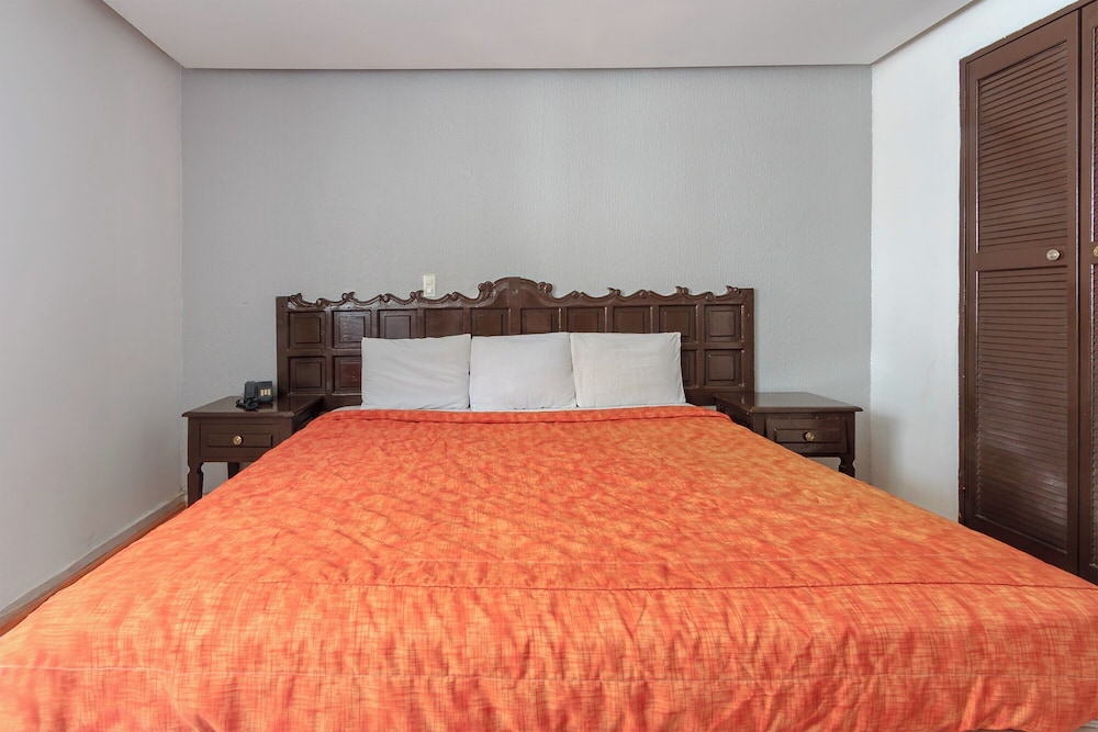 Standard, Double Bed, Capital O Hotel Colon Express Guadalajara 5/6