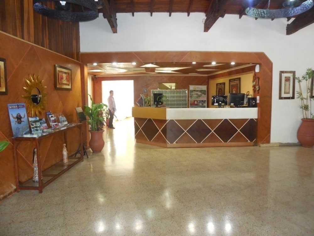 HOTEL TROPICAL 5/59