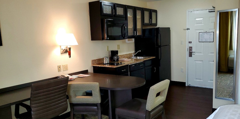 Candlewood Suites Houston Medical Center 48/72