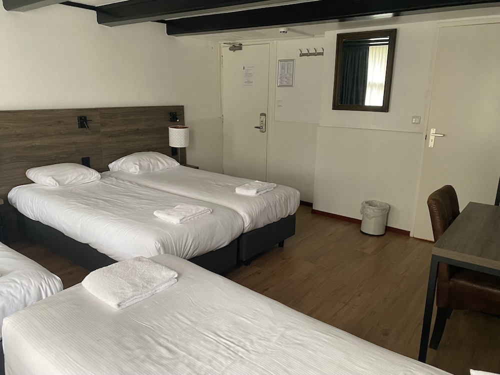 ROOM, QUADRUPLE