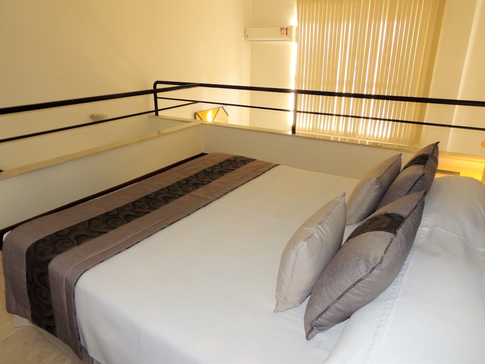 Mondrian Suite Hotel 36/82