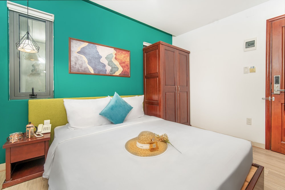 DELUXE, DOUBLE BED