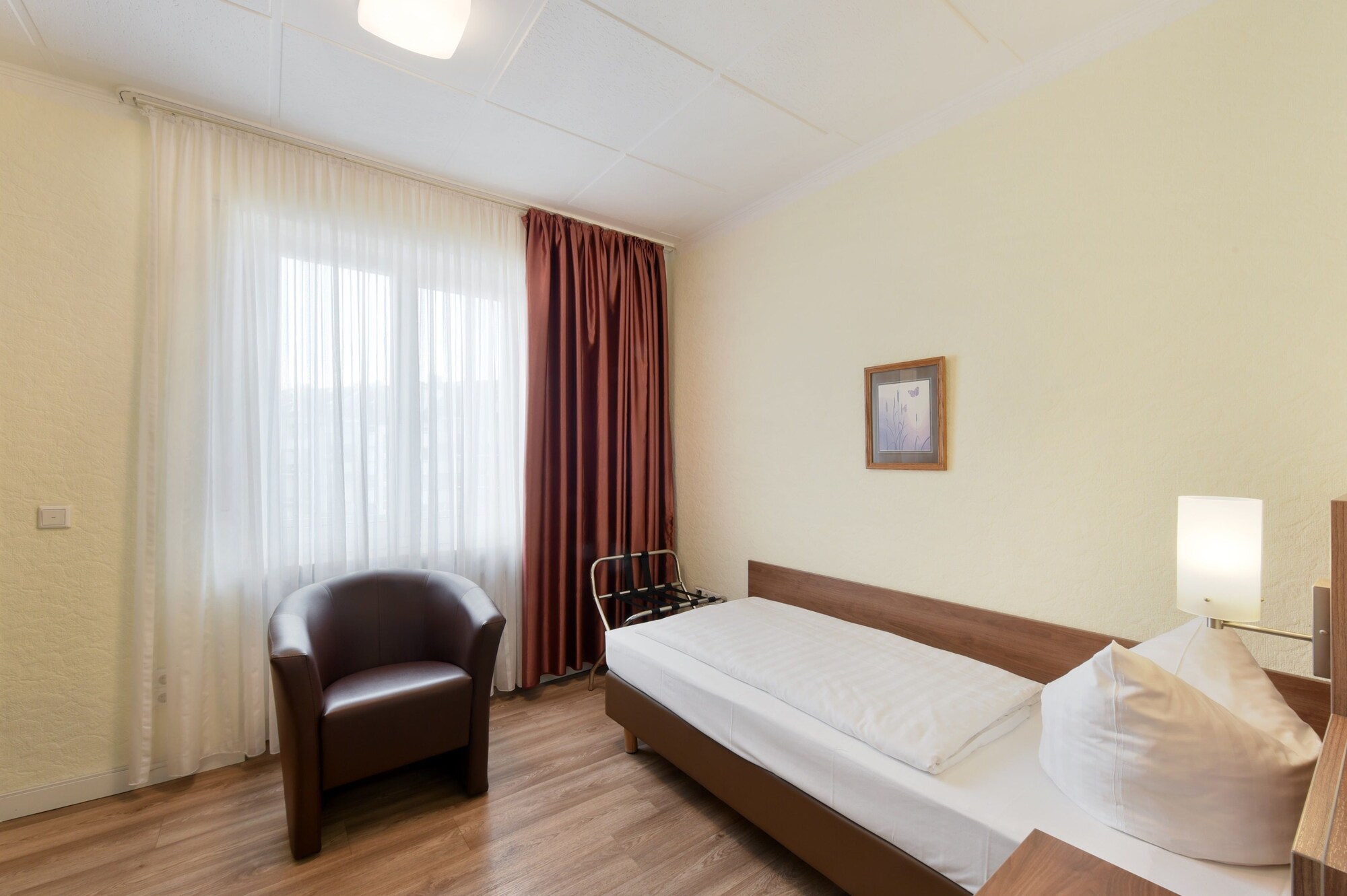 ROOM, SINGLE