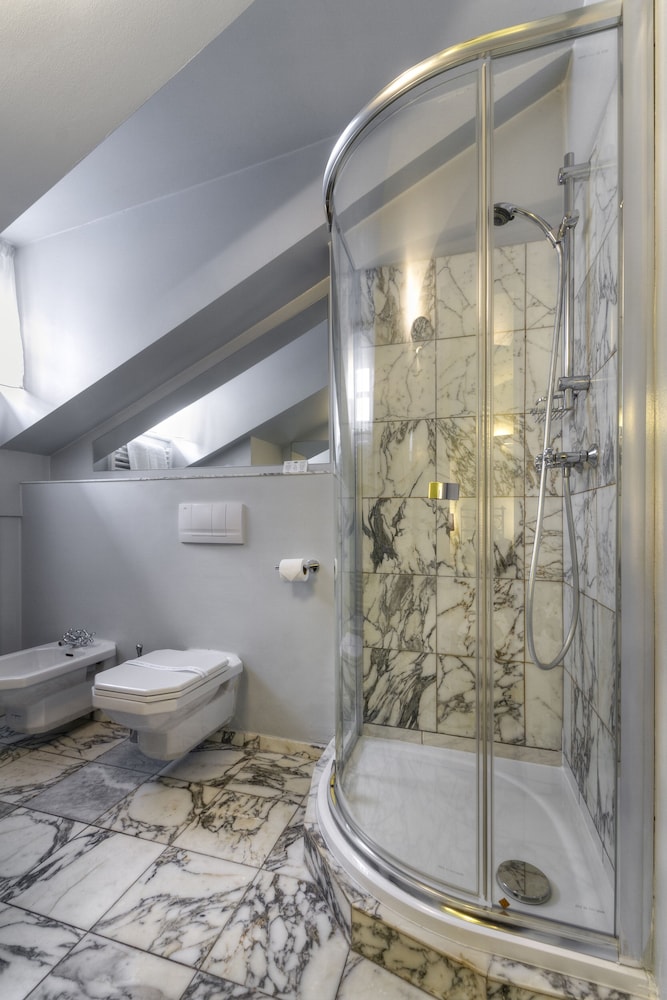 Black Star Suites 43/44
