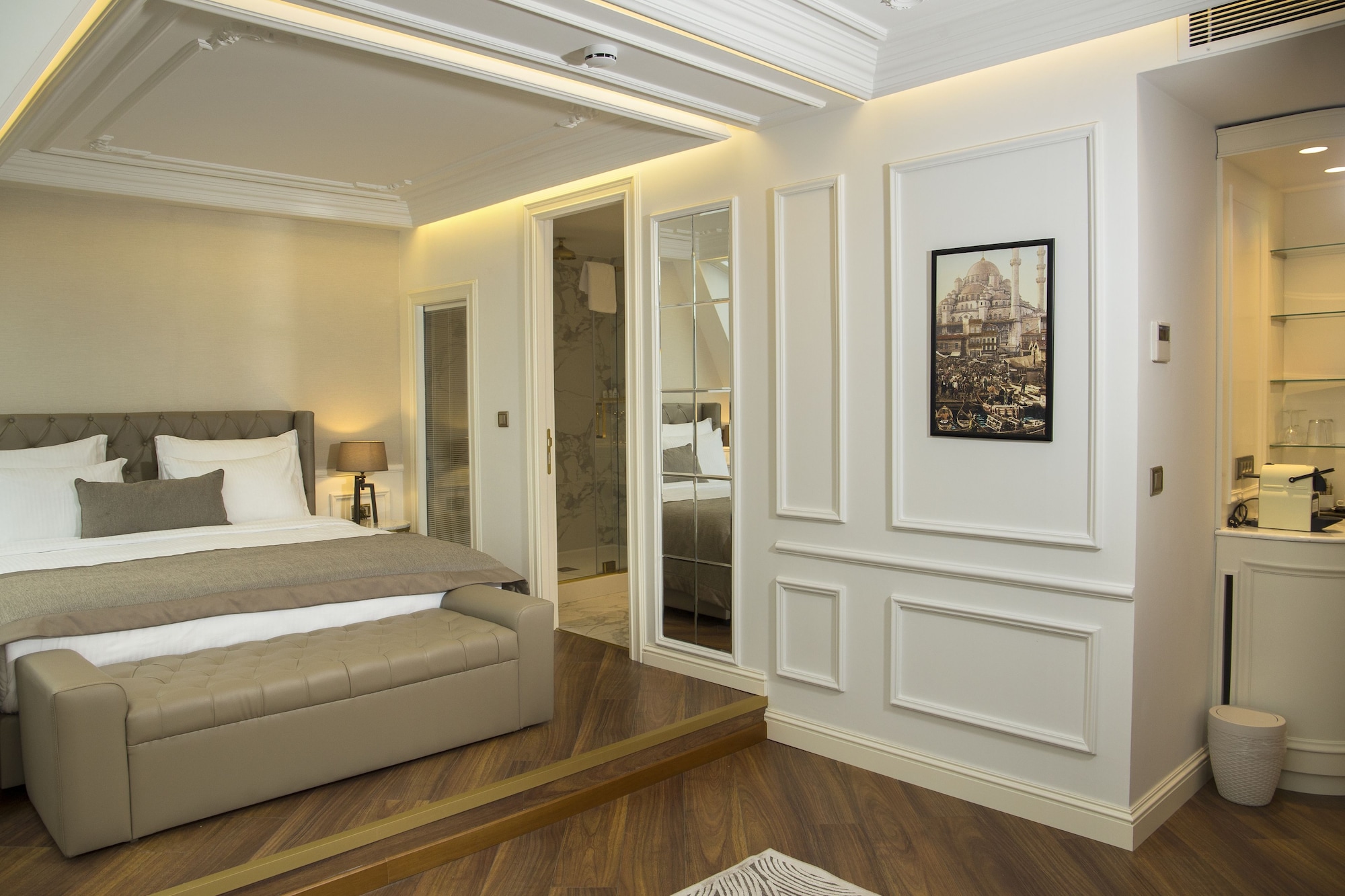 SUITE, QUEEN BED, SEA VIEW