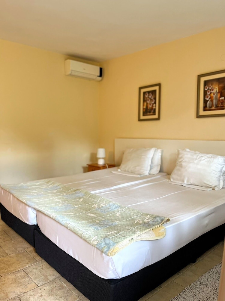 Lotus Hotel 25/63