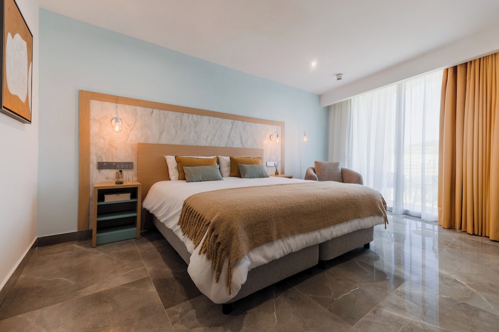 Reef Hotel & Spa 34/87