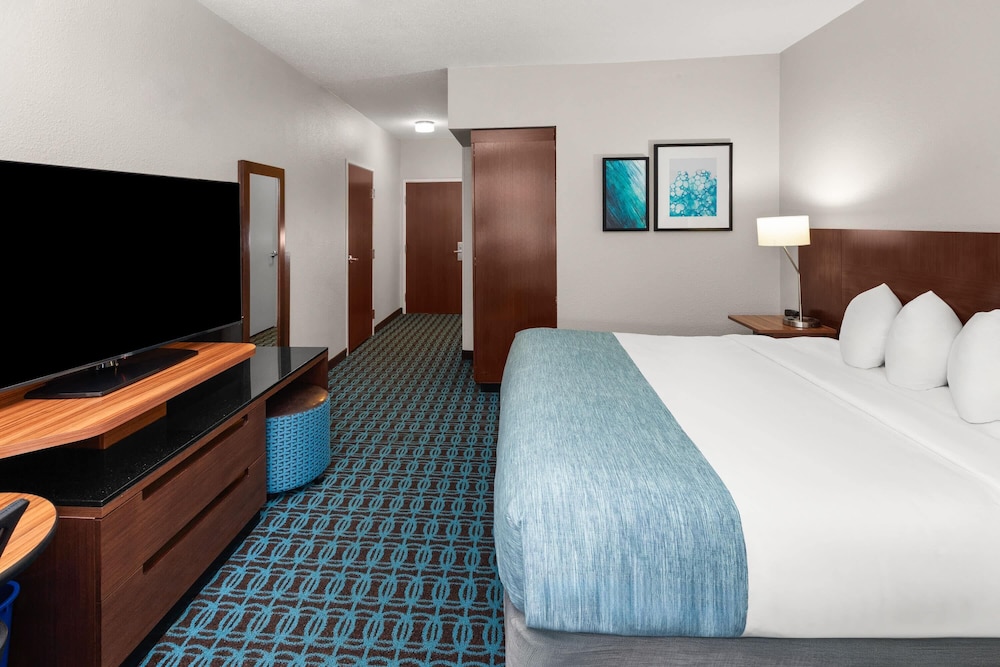 Wingate by Wyndham Oshkosh 14/51