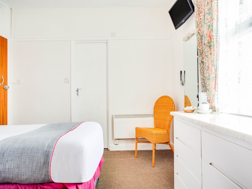 Oyo Godolphin Arms Hotel 17/67