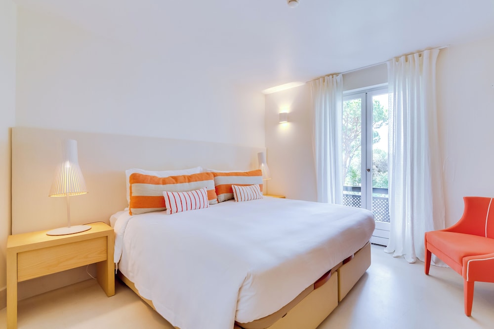 4 BEDROOMS, DELUXE, TOWN HOUSE