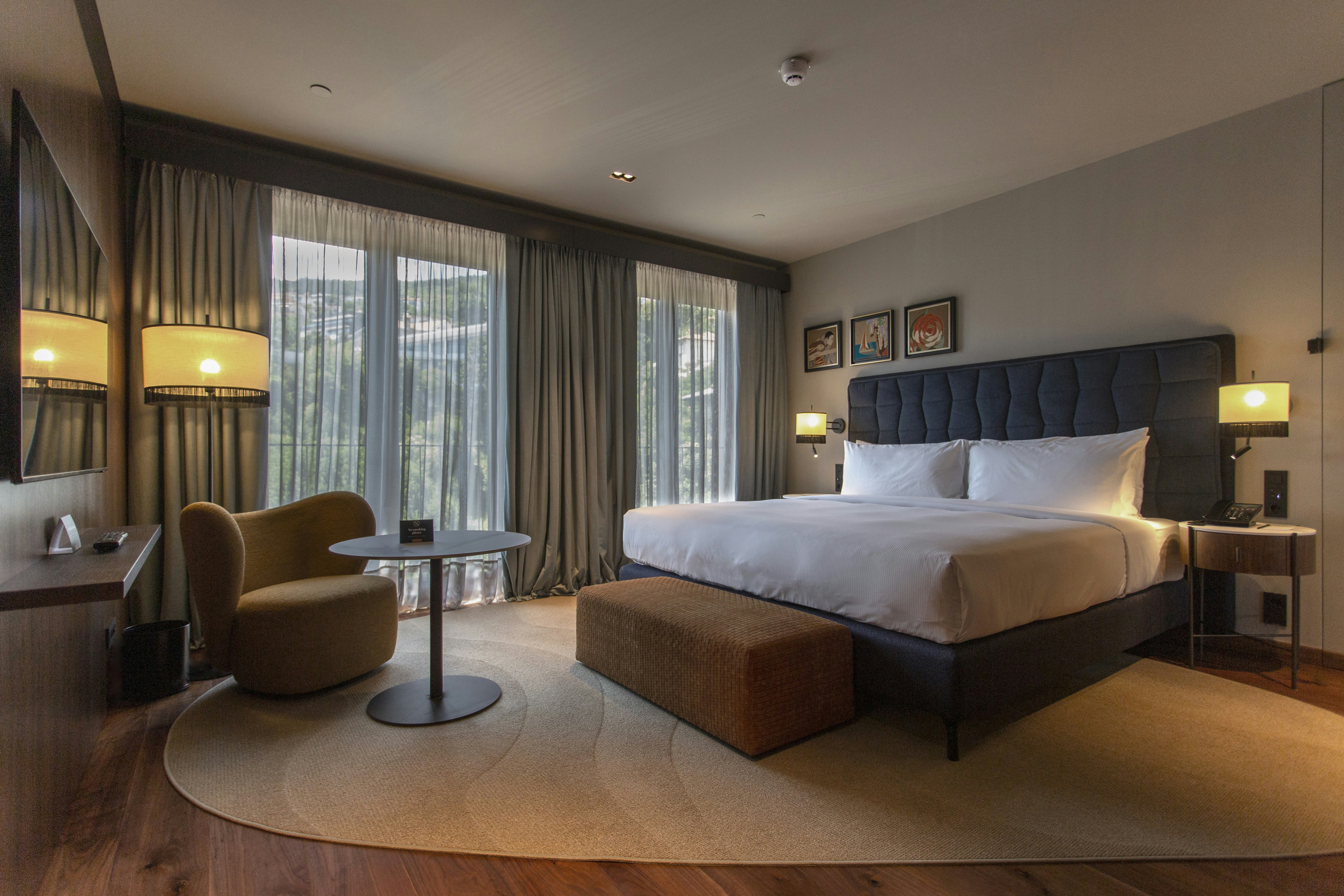 DELUXE, KING BED