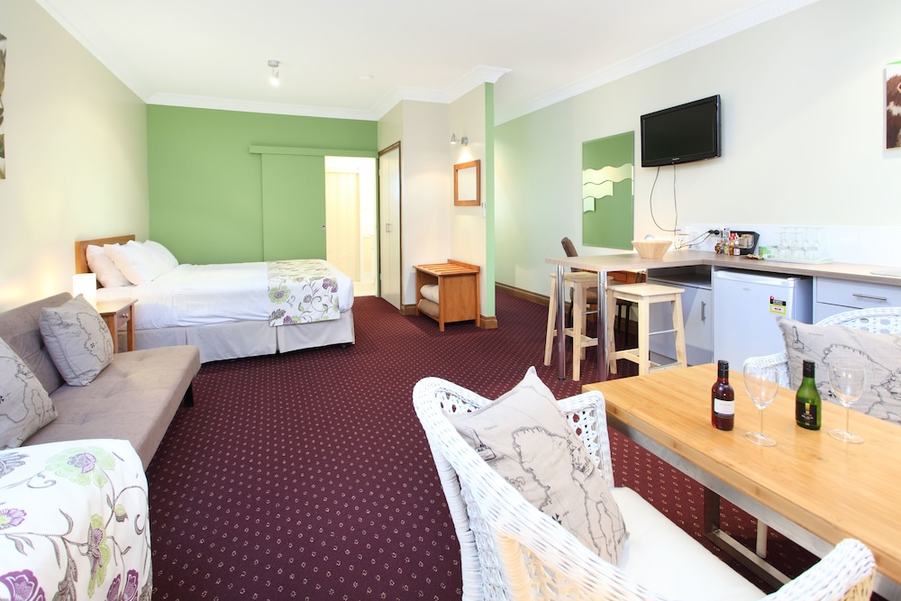 The Henry Parkes Tenterfield Ex Best Western 37/46
