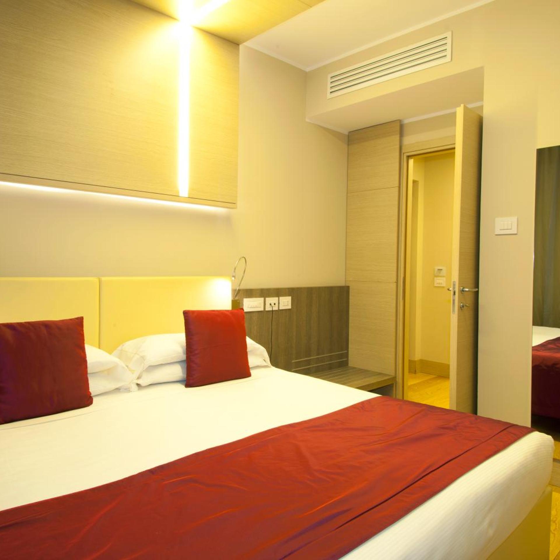 ROOM, DOUBLE OR TWIN BED