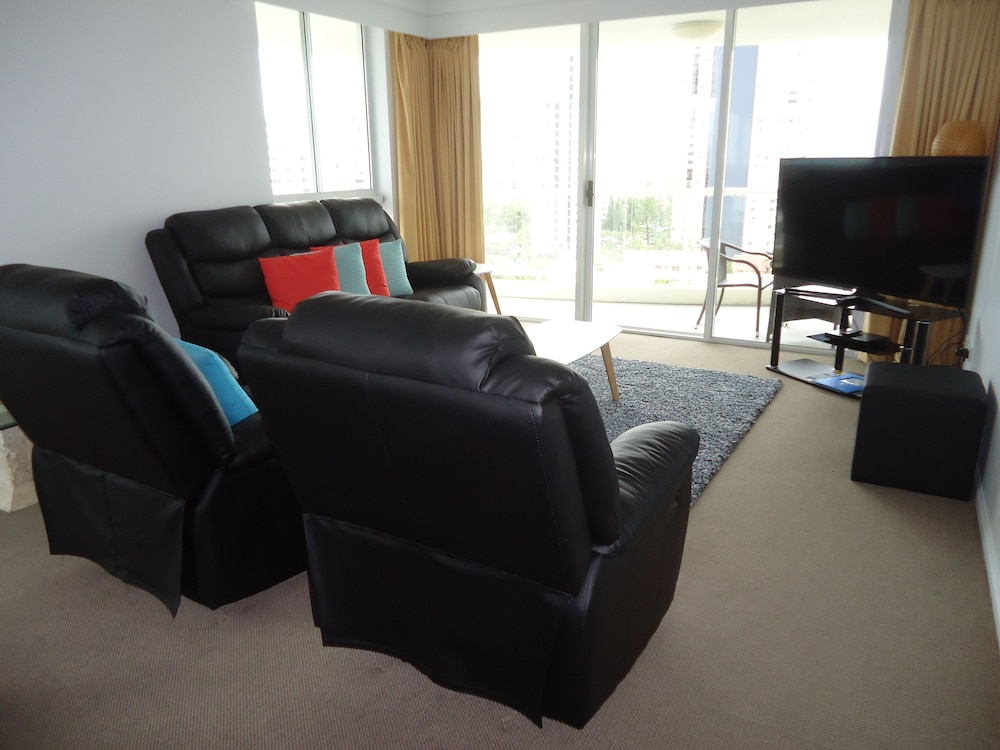 Crest Apartments 44/64