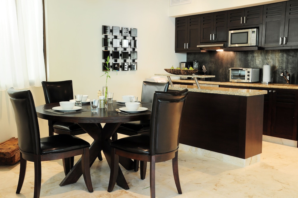 El Taj Oceanfront & Beachside Condo Hotel 66/74