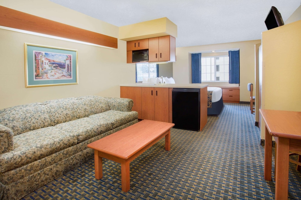 Microtel Inn & Suites by Wyndham Leesburg/Mt Dora 14/38