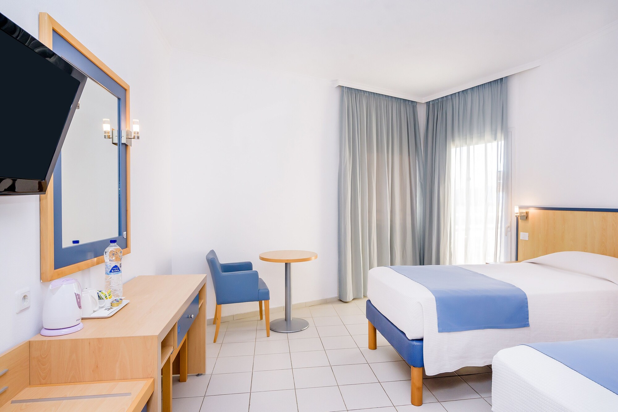 غرفة بسرير كوين بإطلالة جزئية على البحر مع أريكة، Atlantica Ocean Beach Resort 5/10
