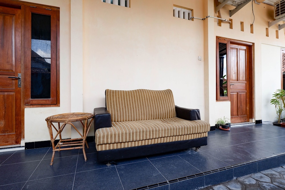 Super OYO Capital O 2258 Santana Syariah Guest House 28/41