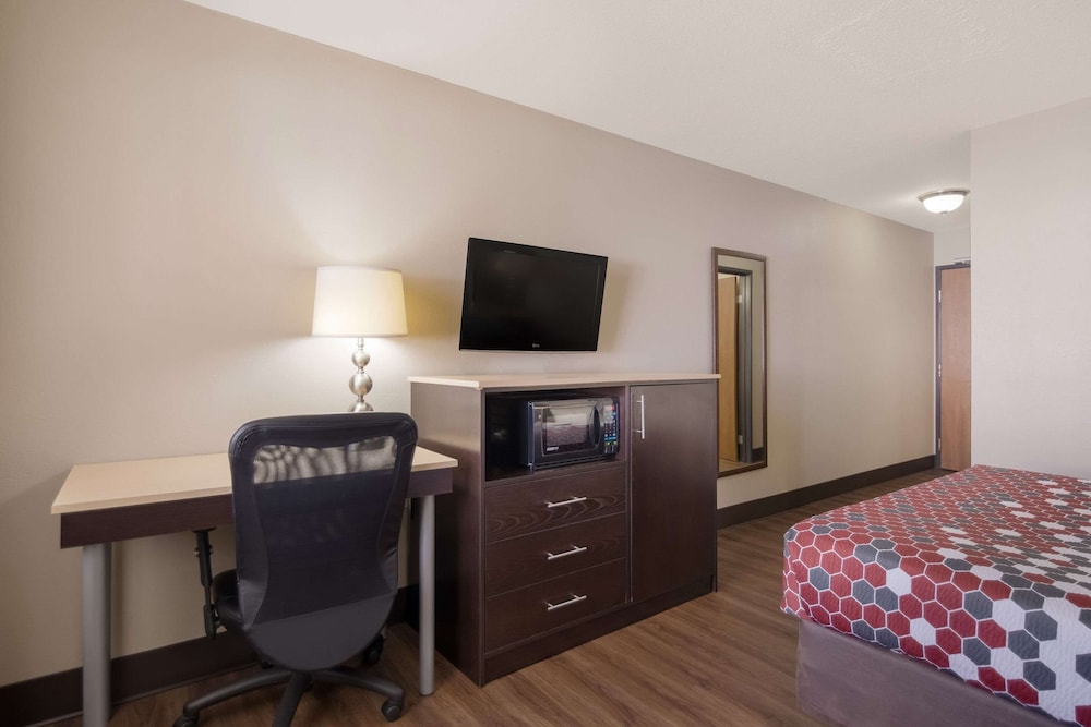 Econo Lodge Grand Forks near University 34/39