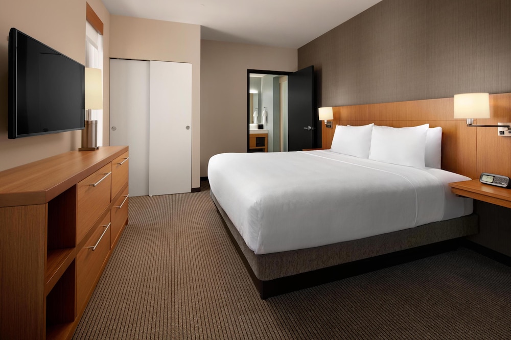 Hyatt Place Calgary Airport 10/54