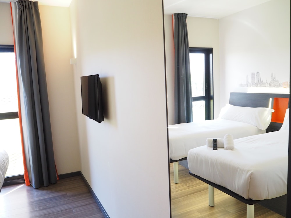 غرفة قياسية بسريرين منفصلين، easyHotel Barcelona Fira 6/10