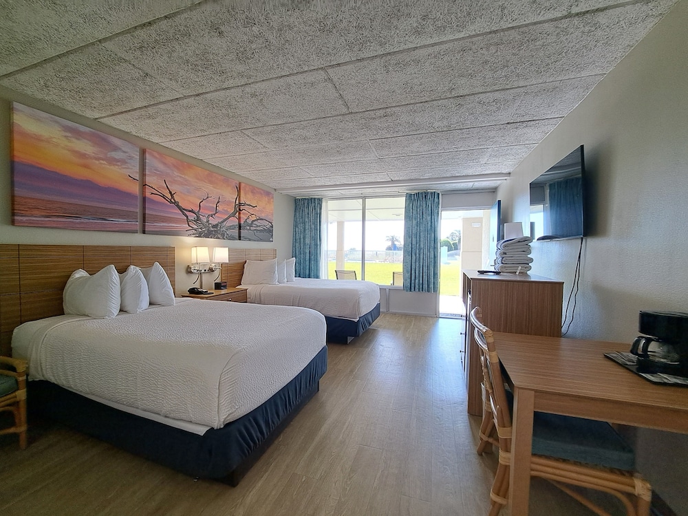 Room, 2 Double Beds, Partial View, Days Inn & Suites By Wyndham Jekyll Island 3/8