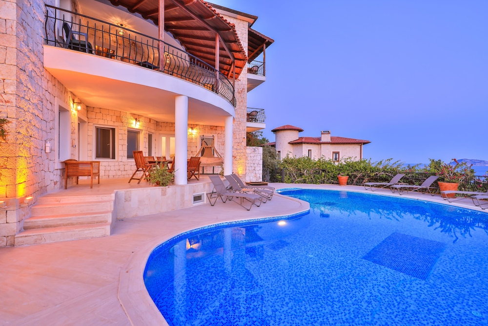 Hill House - Adults Only 45/50