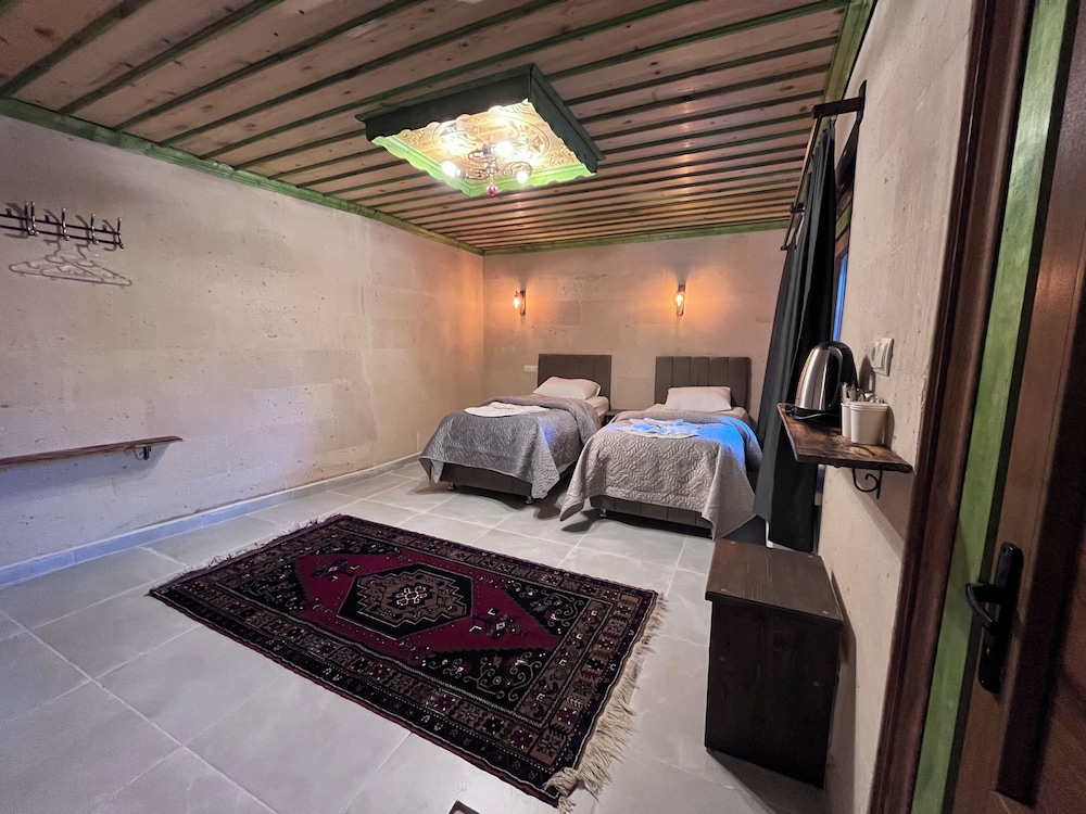 Falcon Cave Suites 14/49