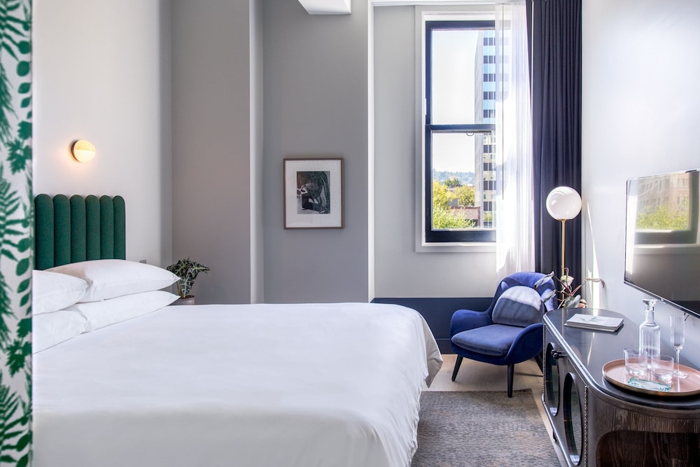 SUPERIOR, KING BED, CITY VIEW