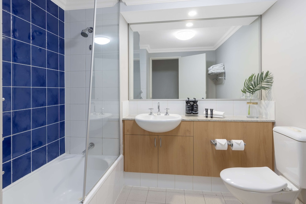 Oaks Perth Hotel 57/61