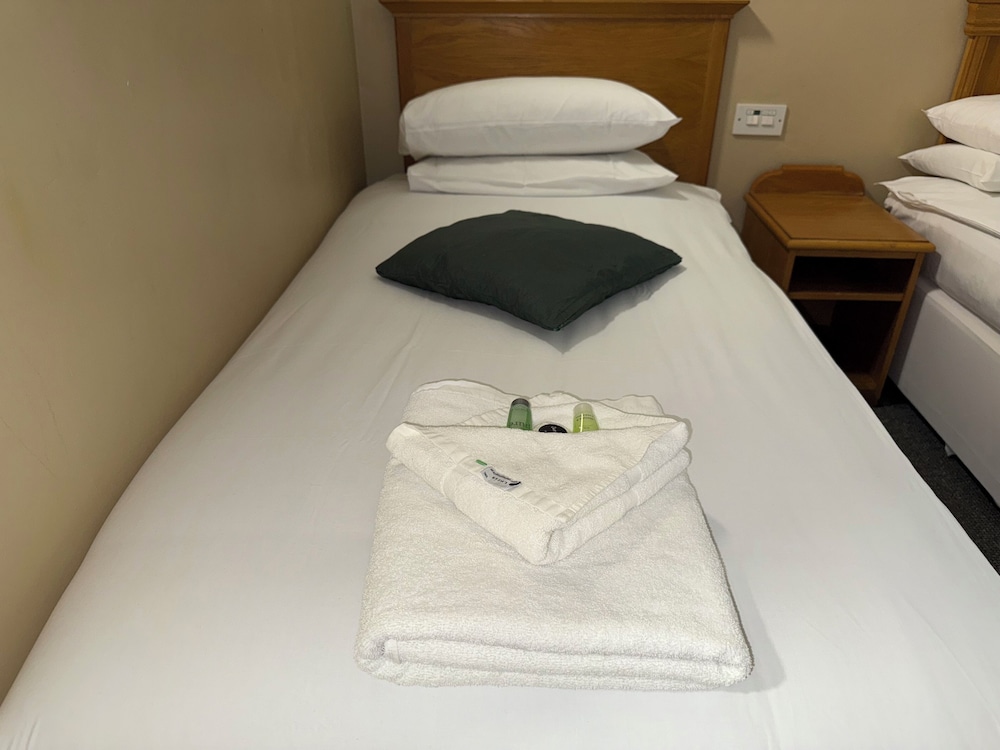 ROOM, SINGLE