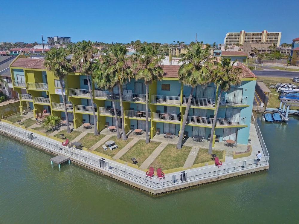 WindWater Hotel & Marina 59/66