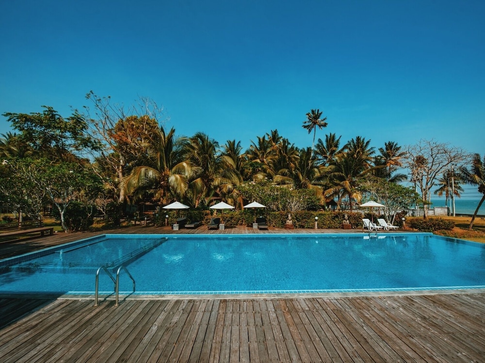Nana Beach Hotel 51/80