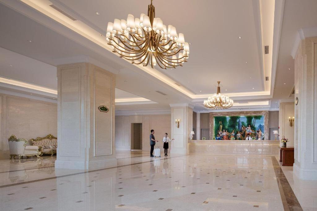 Vienna International Hotel (Sanya High-speed Railway Station) 8/39