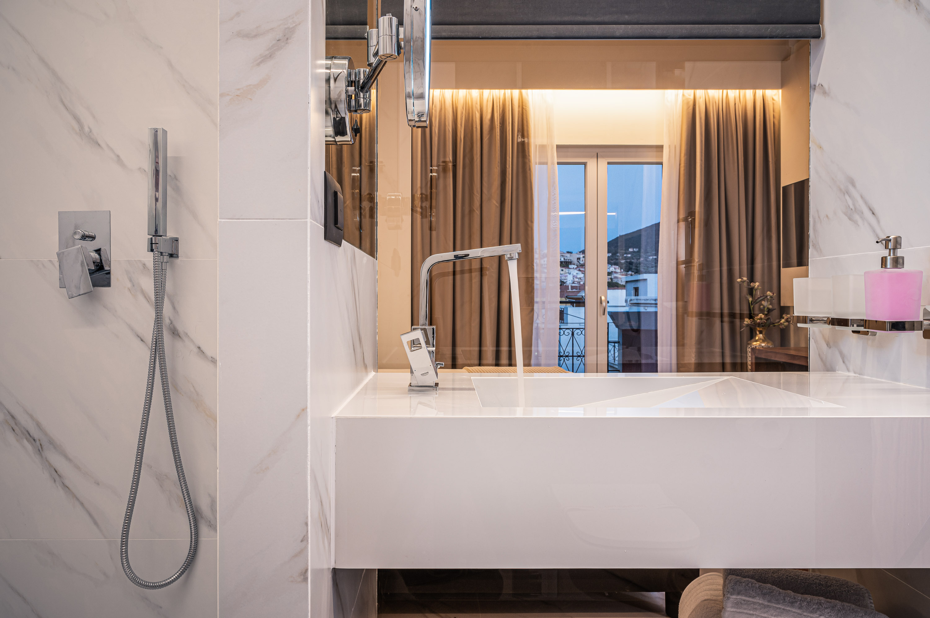 Deluxe, Double or Twin Bed, Side Sea View 3/4