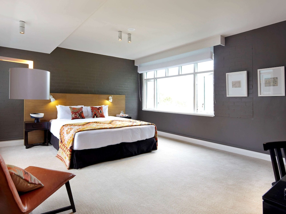 Harbour Rocks Hotel 12/70