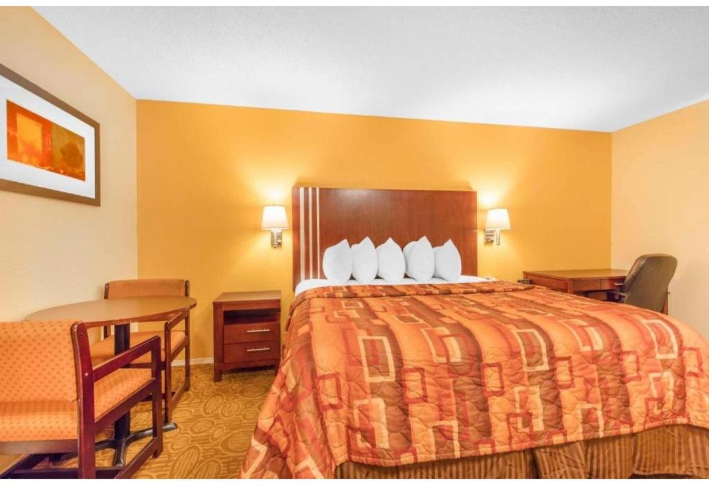 1 King Bed - Non-Smoking, Kitchen