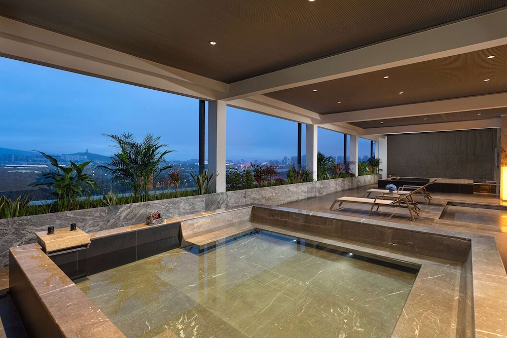 Hawthorn by Wyndham Honghe Mile Hot Spring 27/34