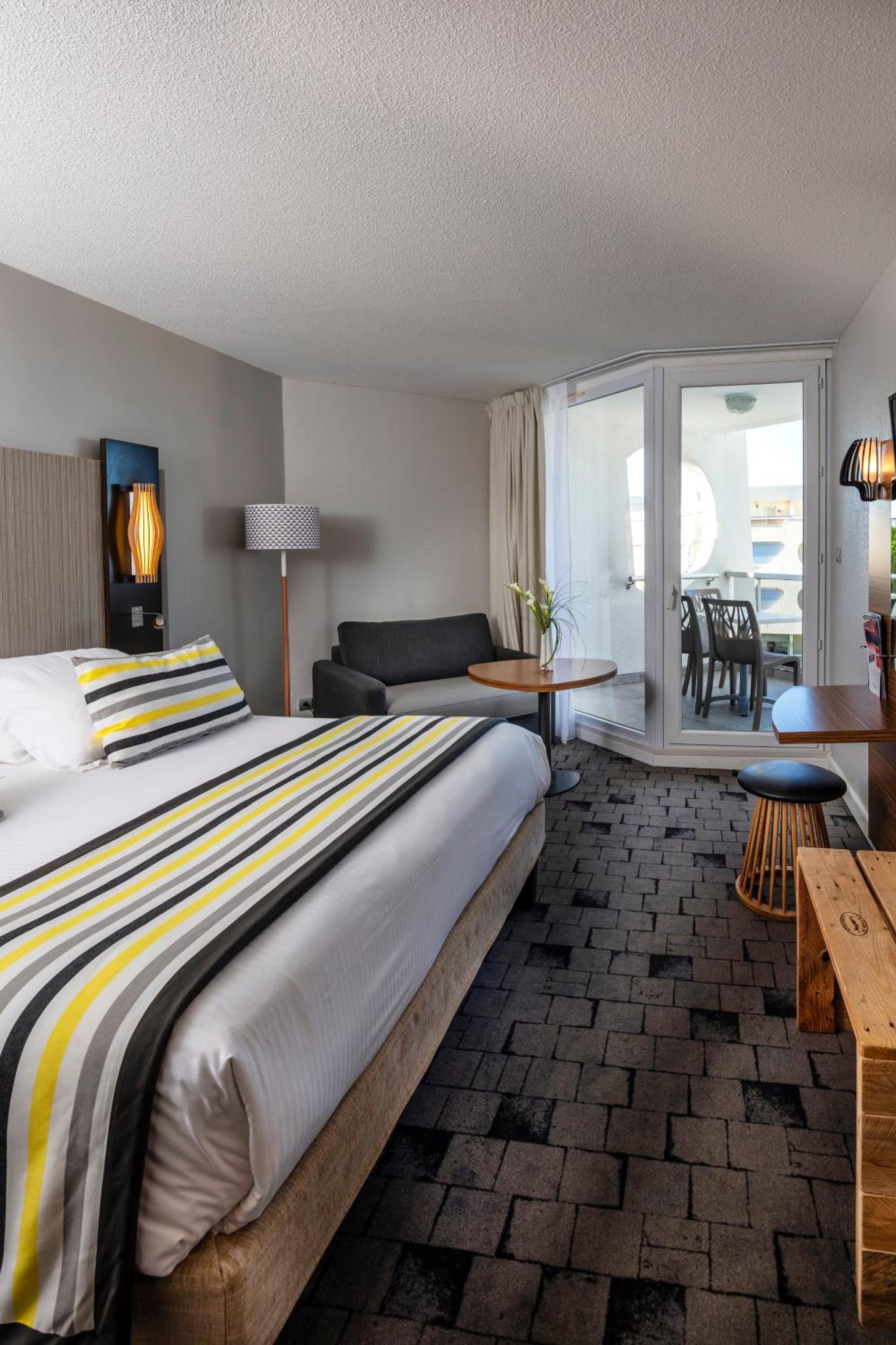 Room, Triple, Lateral Side Sea View, Sofa