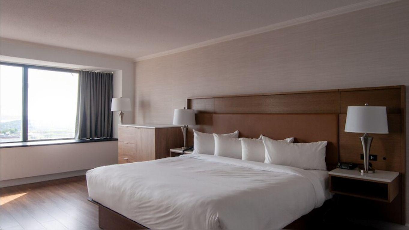 Horizon, King Bed, Mountain View
