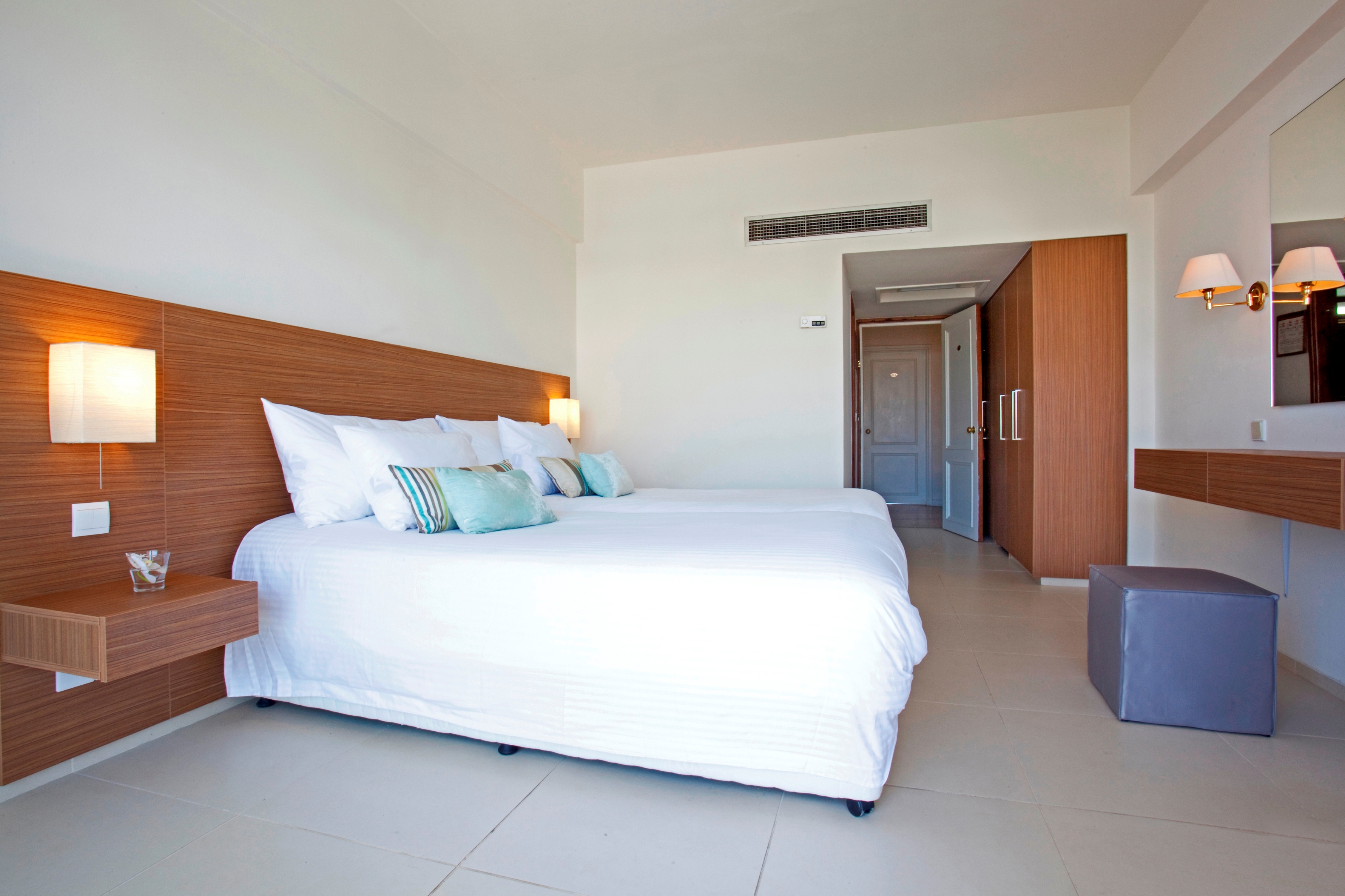 Twin/Double Room - Side Sea View