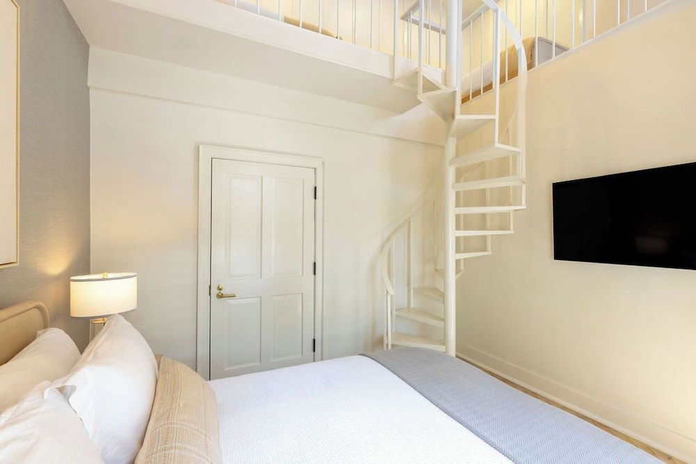 DELUXE, DOUBLE BED