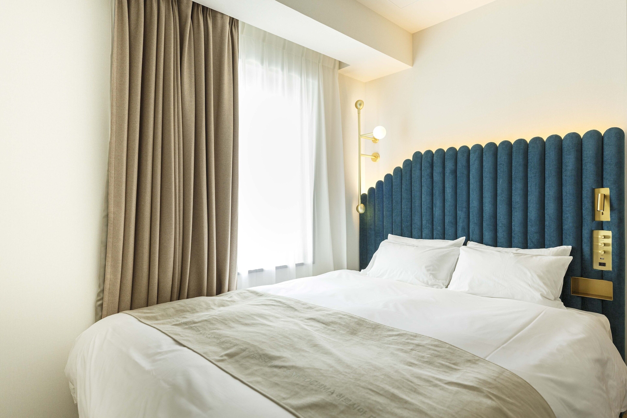 STANDARD, QUEEN BED