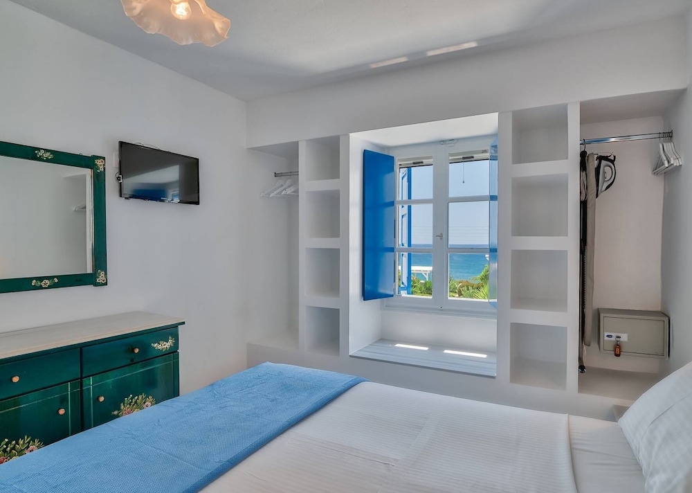 Dolphin Antiparos Villas and Suites 8/50