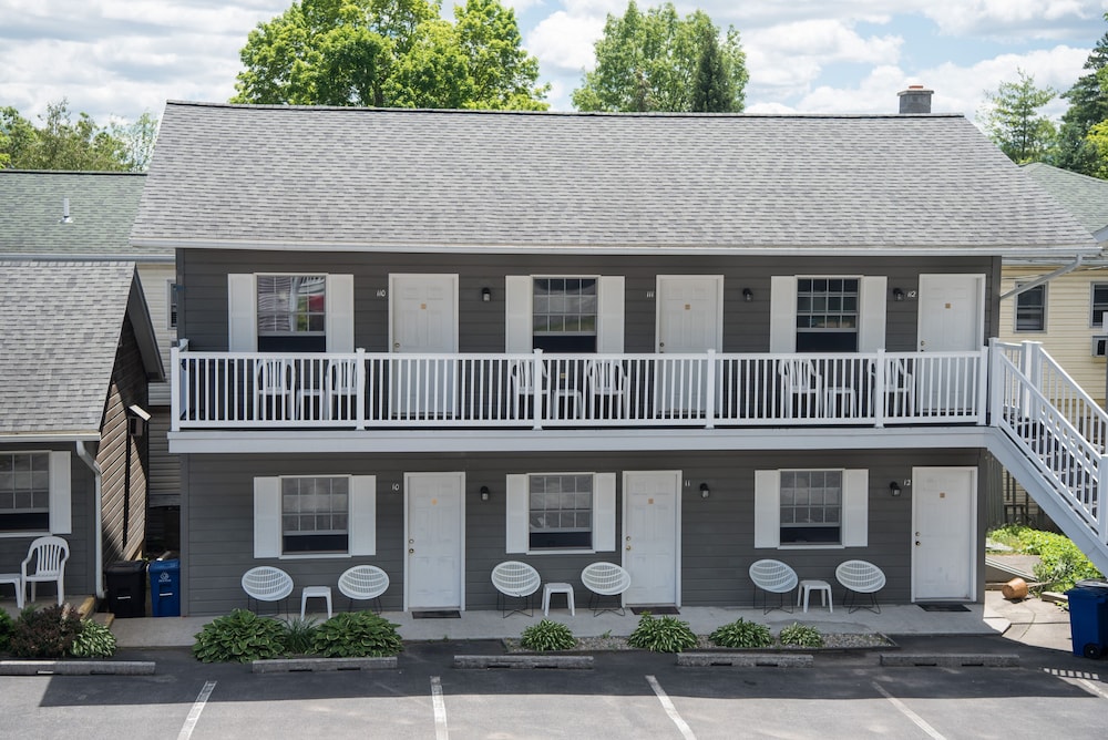 Adirondack Retreat Inn and Suites 3/36