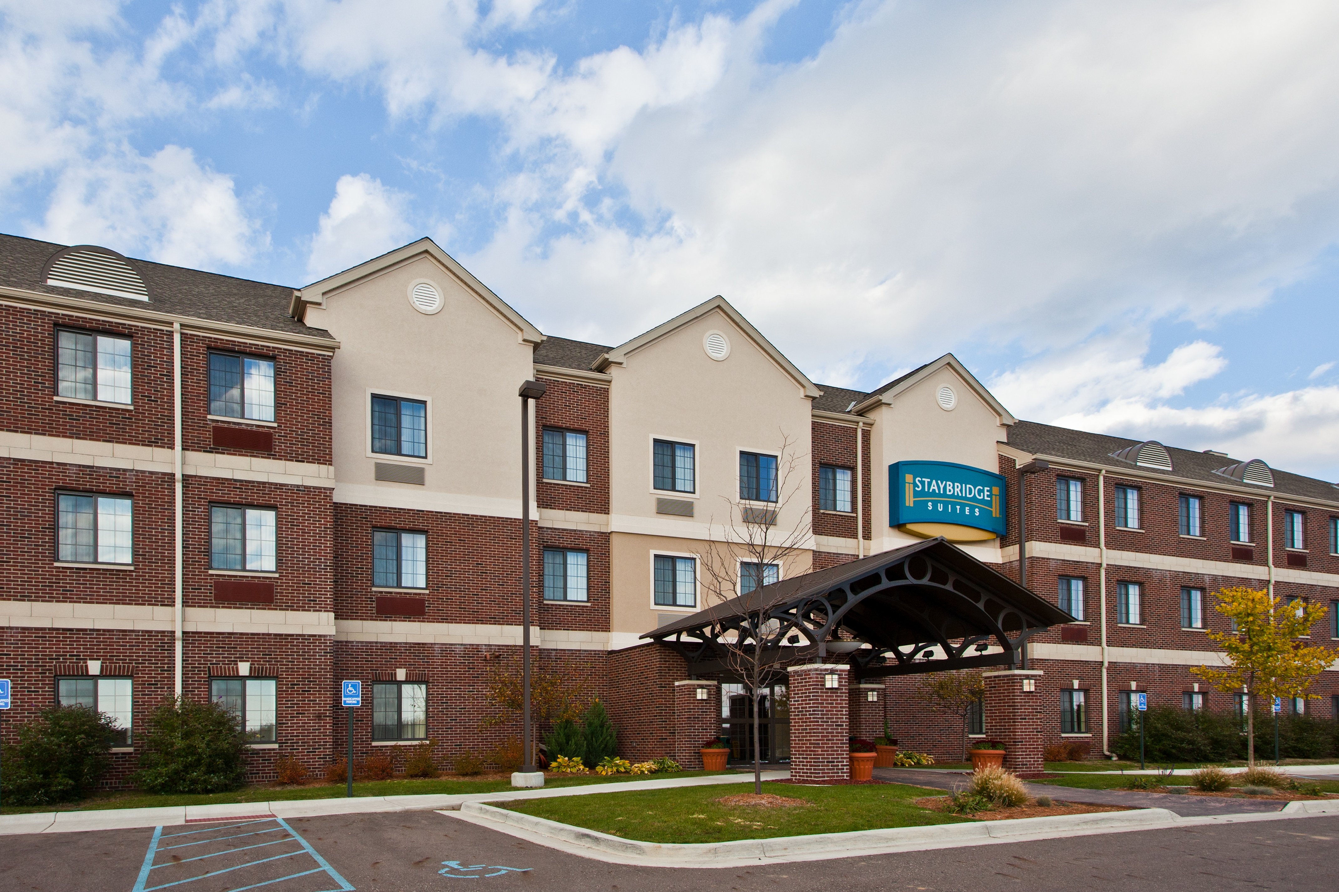 Staybridge Suites Lansing-Okemos 76/84