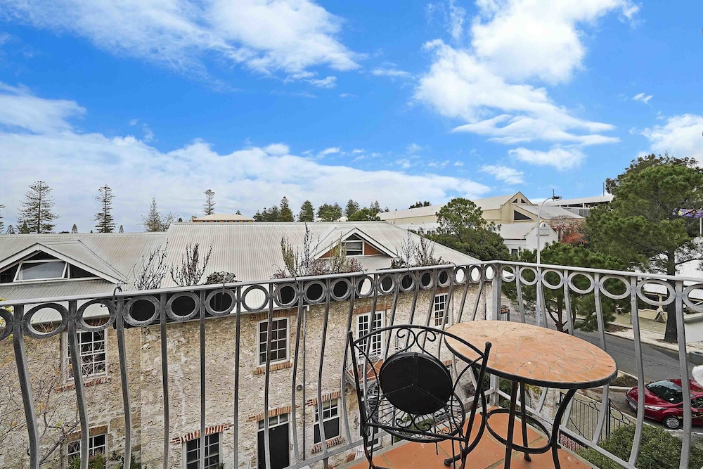 PORT MILL BED AND BREAKFAST 3/18