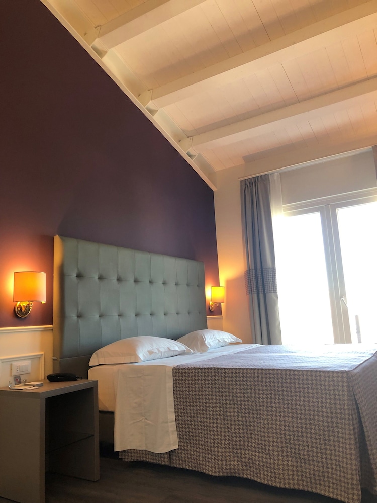 Savoia Hotel Regency 10/36